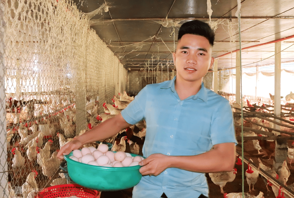 Ông chủ trẻ Nguyễn Hữu Hiếu bên trang trại nuôi gà